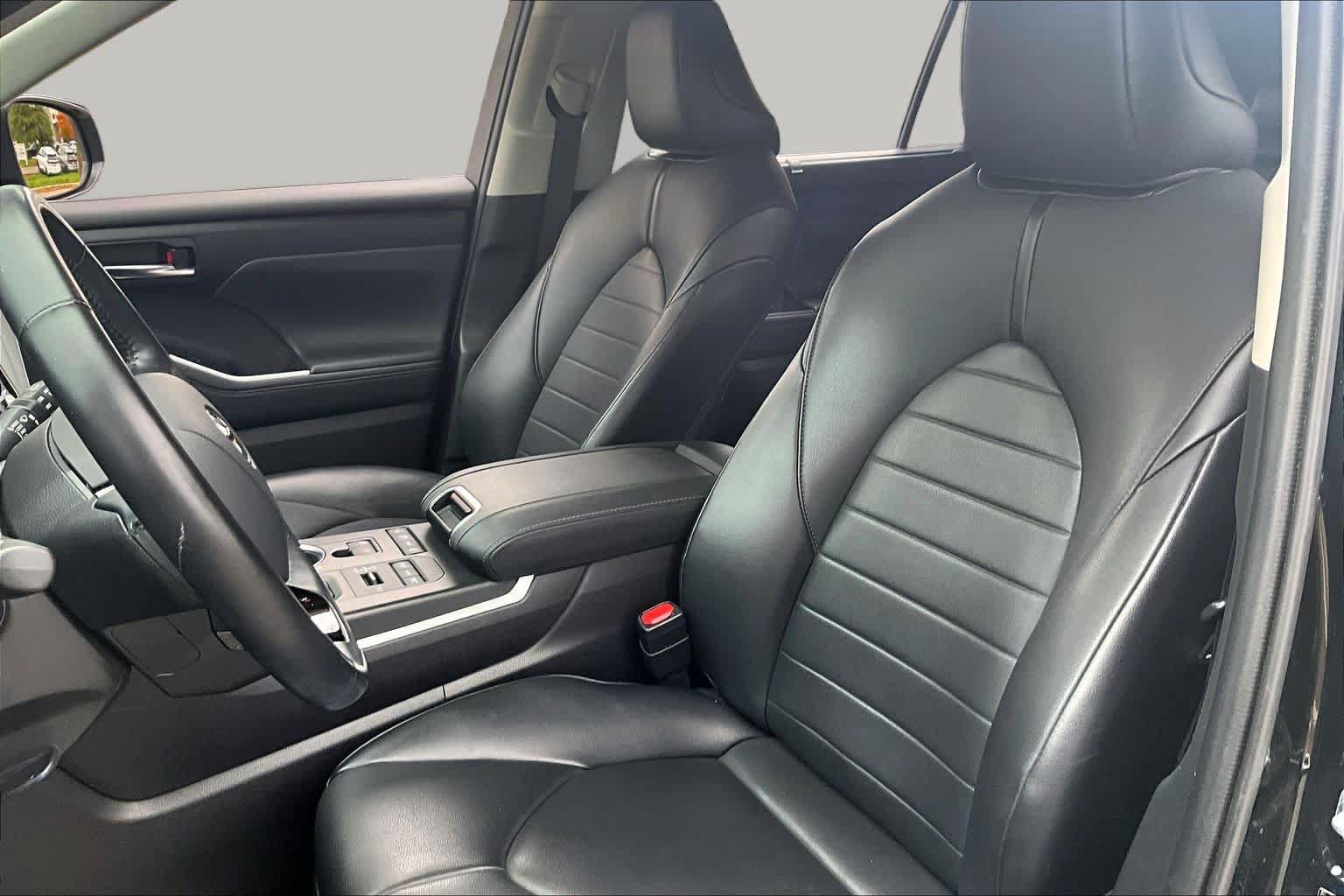 Used 2021 Toyota Highlander XLE AWD/4WD image 8