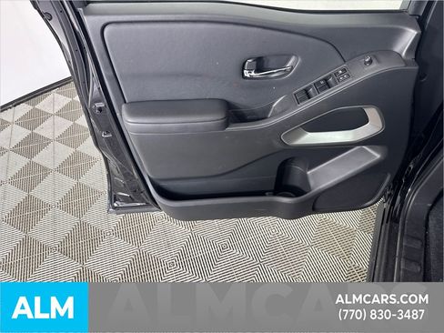 Used 2024 Nissan Frontier SV w/ Hardbody Edition image 11