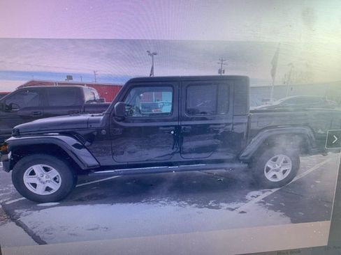 Used 2023 Jeep Gladiator Sport image 13