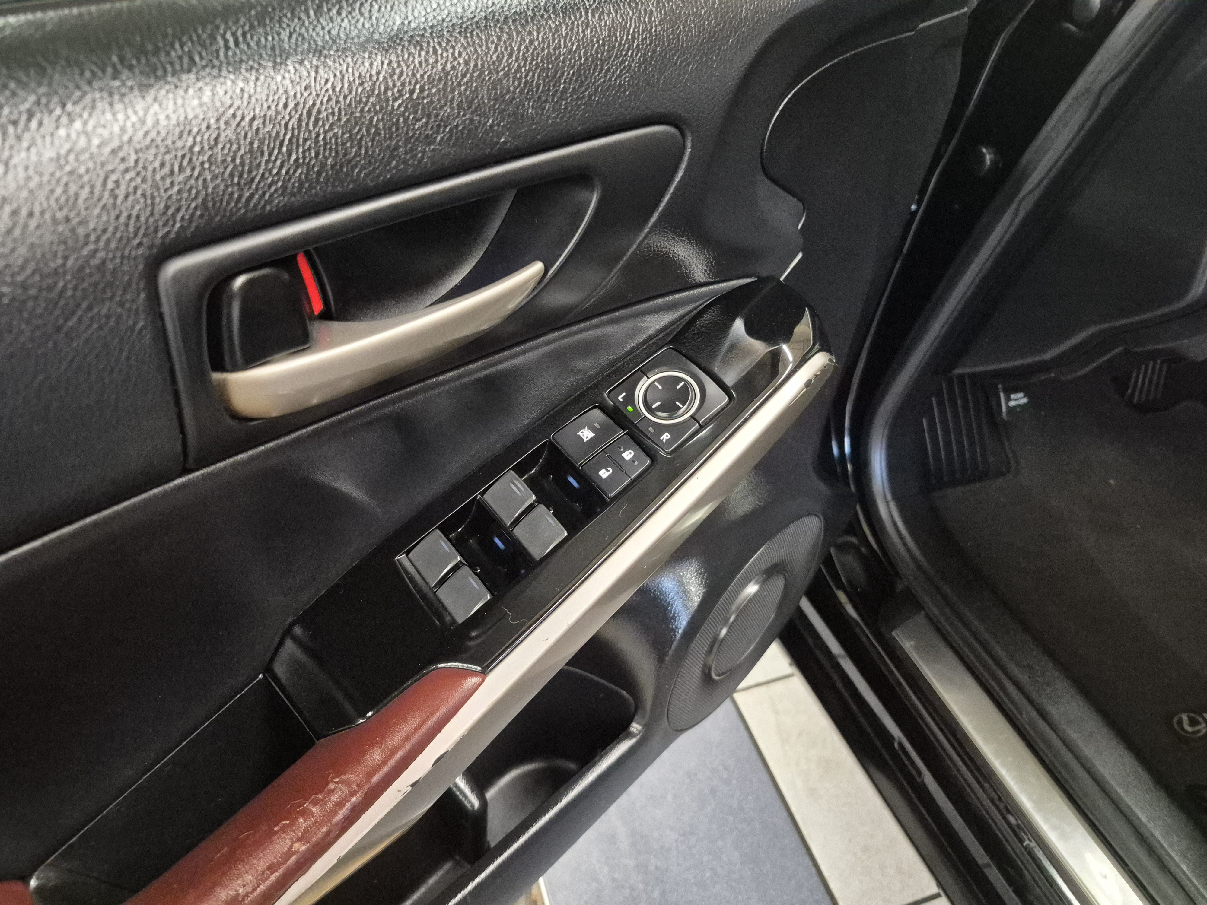 Used 2017 Lexus IS 200t w/ Premium Package RWD image 12