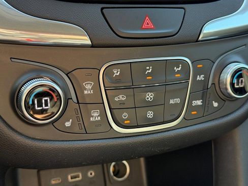 Used 2020 Chevrolet Equinox LT FWD image 22