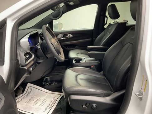 Used 2022 Chrysler Pacifica Touring-L w/ Uconnect Theater Family Group image 12