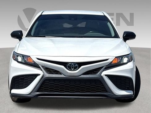 Used 2022 Toyota Camry SE FWD image 2