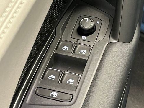 New 2025 Volkswagen Tiguan SE image 18