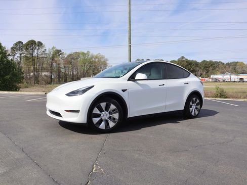 Used 2024 Tesla Model Y Long Range AWD/4WD image 9