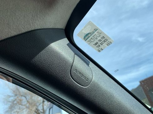 Used 2011 GMC Canyon SLE image 26