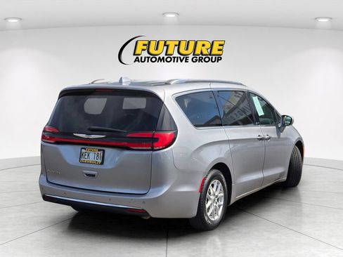 Used 2021 Chrysler Pacifica Touring-L FWD image 4