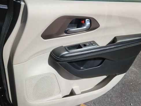 Used 2022 Chrysler Voyager LX image 15