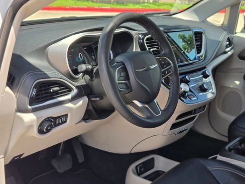 Used 2023 Chrysler Pacifica Touring-L FWD image 12