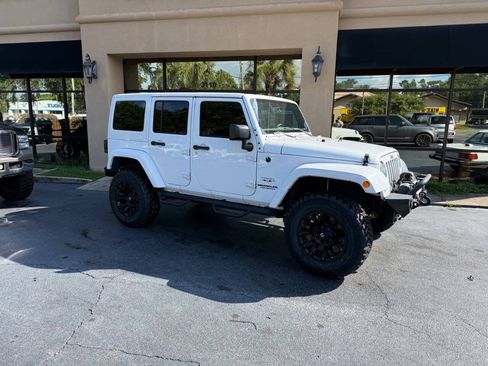 Used 2017 Jeep Wrangler Unlimited Sahara w/ Dual Top Group AWD/4WD image 3