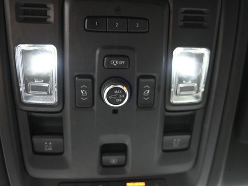 Used 2022 Chevrolet Suburban LT w/ Luxury Package image 22