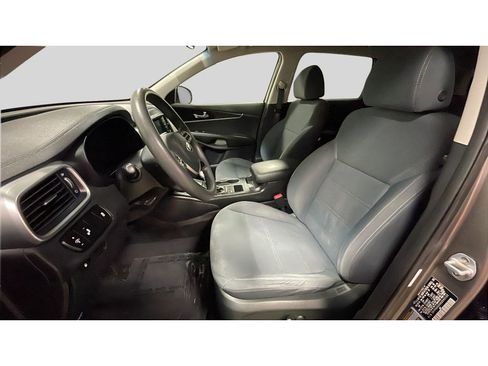 Used 2019 Kia Sorento FWD V6 image 11