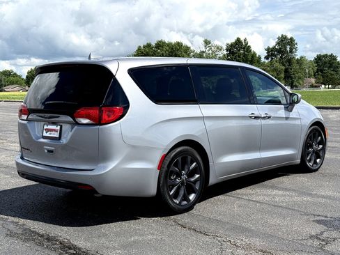 Used 2018 Chrysler Pacifica Touring Plus w/ S Appearance Package FWD image 3