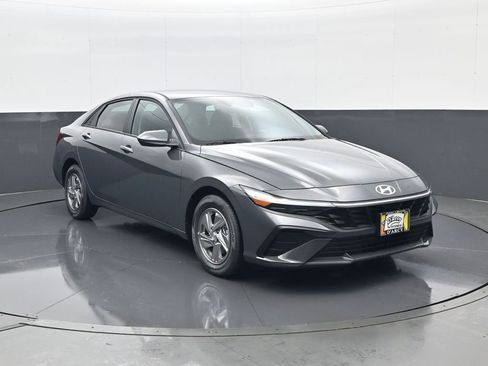 New 2026 Hyundai Elantra SE image 3