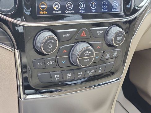 Used 2019 Jeep Grand Cherokee Limited image 16