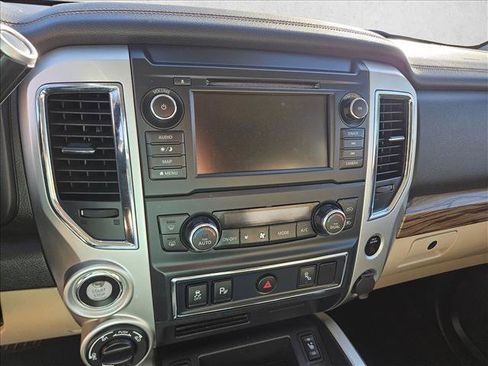 Used 2019 Nissan Titan SL image 15