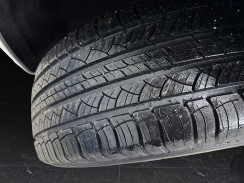 Used 2023 Chrysler Pacifica Limited w/ Uconnect Theater Family Group image 41