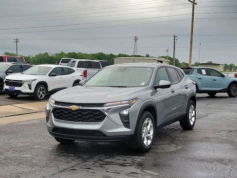 Used 2024 Chevrolet Trax LS w/ LS Convenience Package image 2