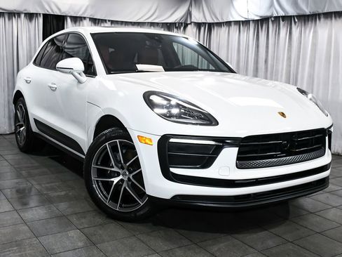 Used 2022 Porsche Macan AWD/4WD image 3