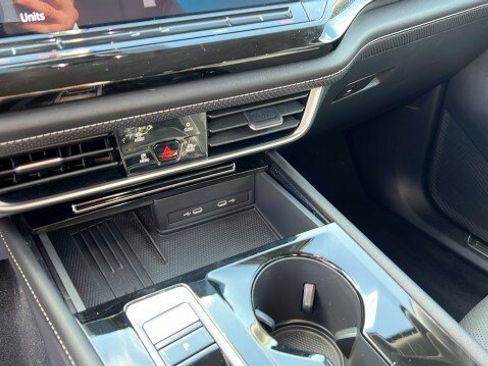 Used 2025 Volkswagen Atlas SE image 27