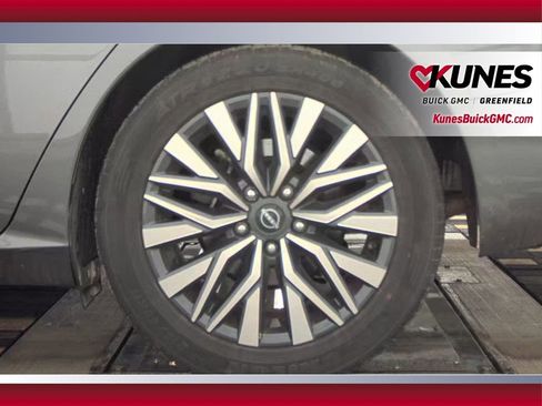 Used 2024 Nissan Altima 2.5 SV image 17