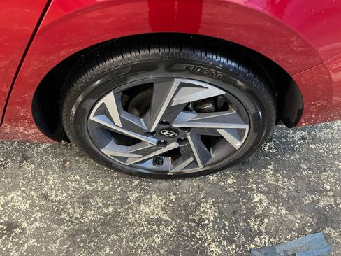 Used 2025 Hyundai Elantra Limited image 34