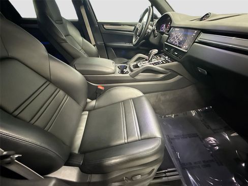 Used 2022 Porsche Cayenne Platinum Edition image 30
