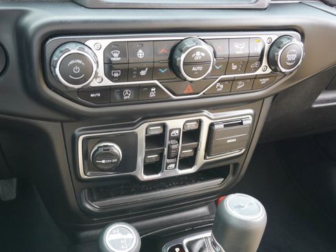 Used 2019 Jeep Wrangler Unlimited Sahara image 21