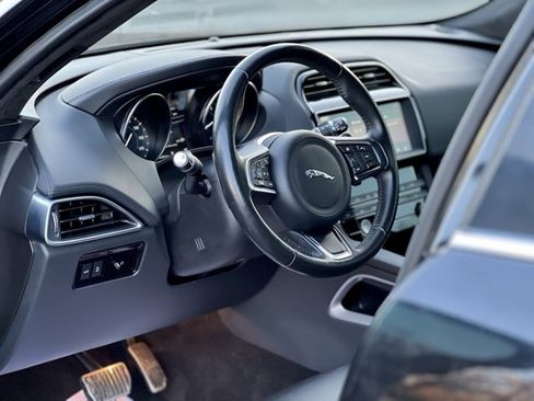 Used 2019 Jaguar F-PACE Prestige image 10