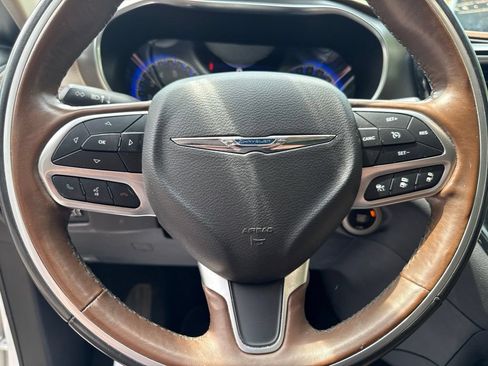 Used 2019 Chrysler Pacifica Limited w/ Advanced Safetytec Group FWD image 25