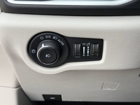 Used 2022 Chrysler Pacifica Touring-L FWD image 22