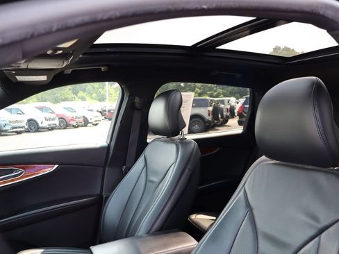 Used 2019 Lincoln Nautilus Select AWD/4WD image 5