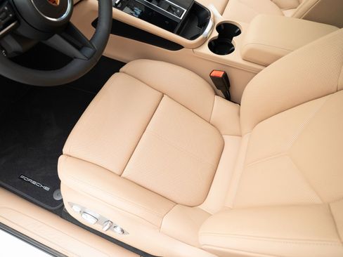 New 2026 Porsche Macan image 16