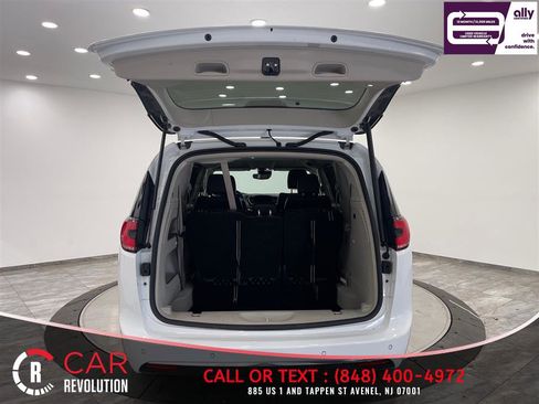 Used 2023 Chrysler Pacifica Touring-L FWD image 43