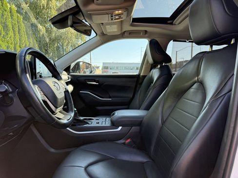 Used 2022 Toyota Highlander XLE image 23