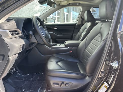 Certified 2024 Toyota Highlander XLE image 16