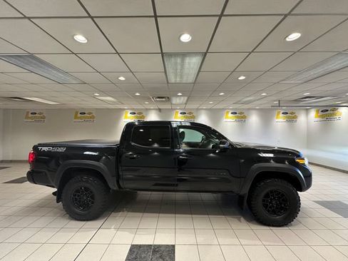 Used 2019 Toyota Tacoma TRD Off-Road AWD/4WD image 3