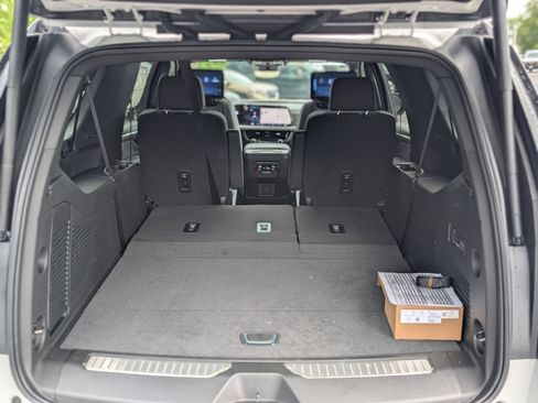 New 2025 Chevrolet Suburban Premier image 31