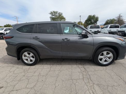 Used 2024 Toyota Highlander LE image 2