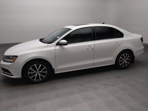 Used 2017 Volkswagen Jetta SE FWD image 2