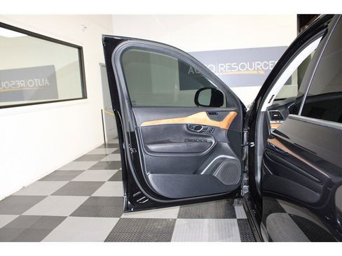 Used 2021 Volvo XC90 T5 Momentum w/ Protection Package Premier image 11