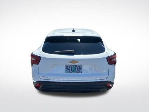 Used 2024 Chevrolet Trax LS w/ LS Convenience Package FWD image 5