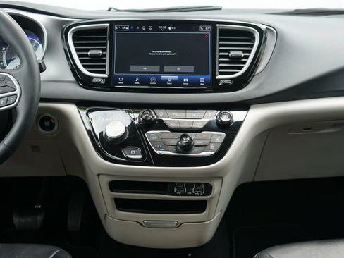 Used 2024 Chrysler Pacifica Touring-L FWD image 23