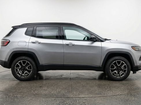 Used 2025 Jeep Compass Trailhawk AWD/4WD image 11