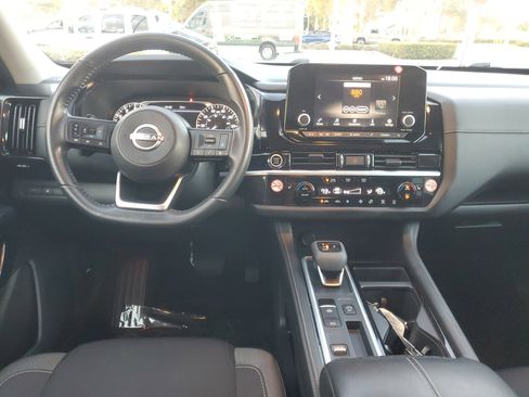 Used 2024 Nissan Pathfinder SV image 10