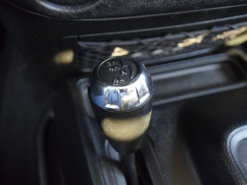 Used 2018 Jeep Wrangler Unlimited Sahara w/ Connectivity Group image 16