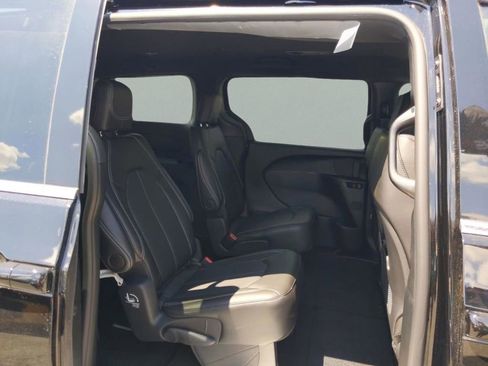 New 2026 Chrysler Pacifica Select image 27