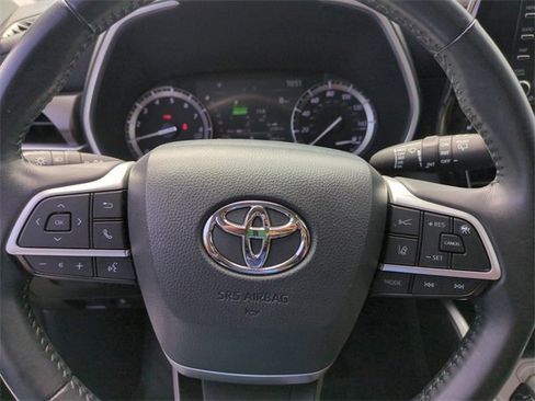 Used 2022 Toyota Highlander XLE image 26