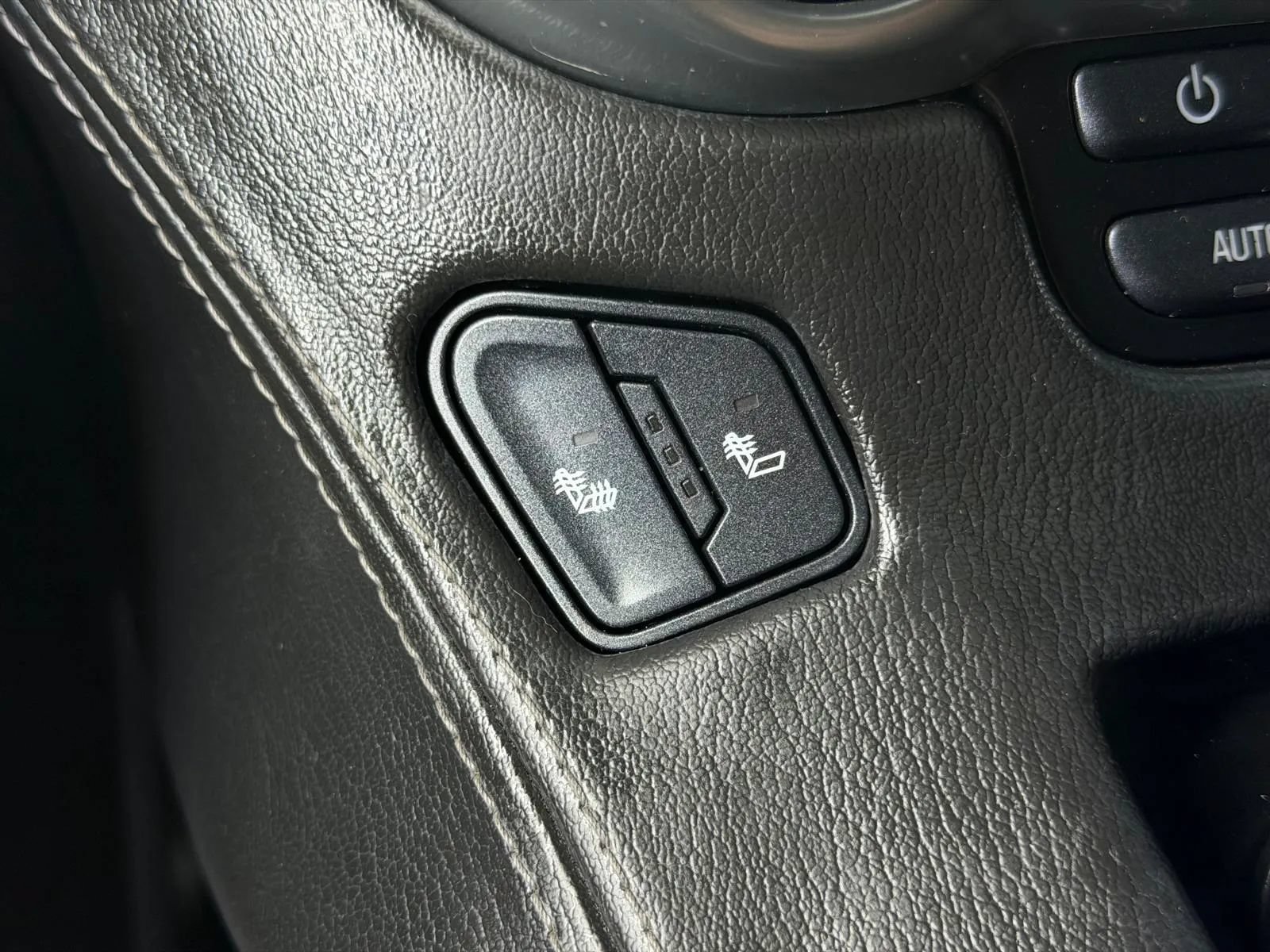 Used 2015 Chevrolet Suburban LT RWD image 42