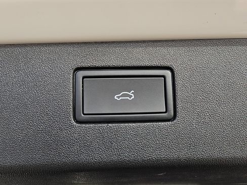 Certified 2025 Volkswagen Tiguan SE R-Line image 7